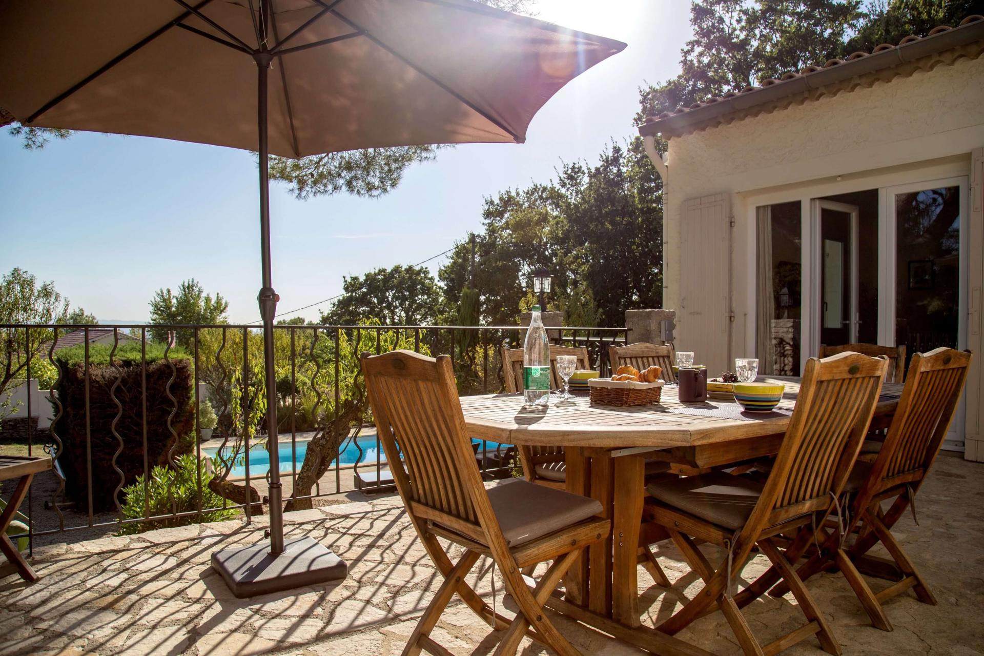 Terrasse vue sur piscine et jardin villa 4 chambres Isle sur Sorgue